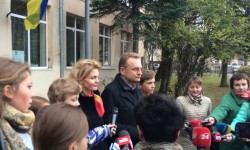Андрей Садовый с семьей после голосования