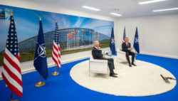 Джо Байден и Йенс Столтенберг на саммите НАТО в Брюсселе, 2021 год